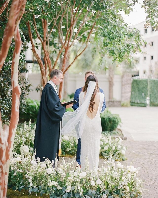 Ceremony in the courtyard at Charleston’s Gadsden House, Photo by Clay Austin (@clayaustin)