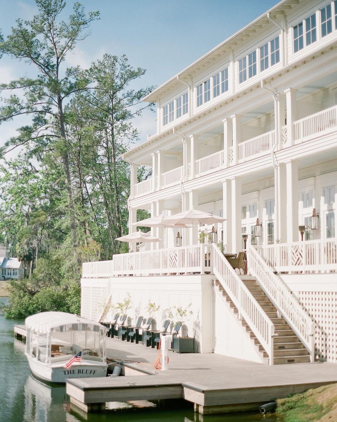Montage Palmetto Bluff waterfront hotel in Bluffton, Photo by Julie Livingston (@julielivingstonphotography)